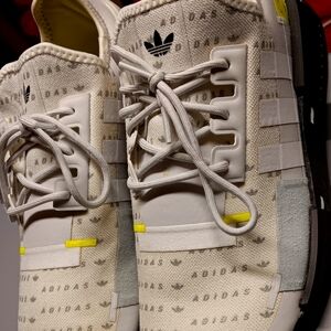 Tennis shoe (addidas)